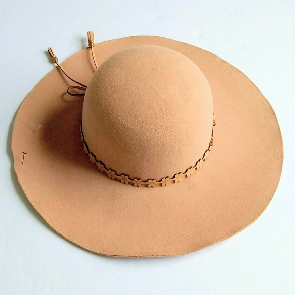 Accessories - NWOT Tan Floppy Hat Flowers Polyester